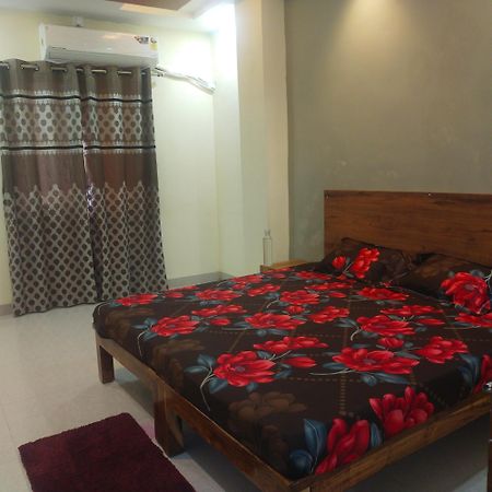 Anant Home Stay Uddzsaín Kültér fotó