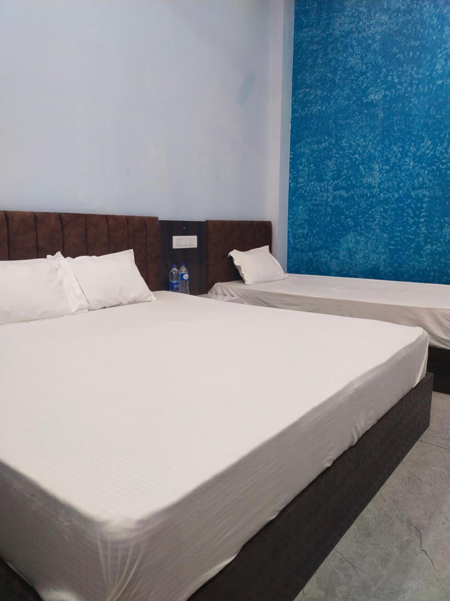 Anant Home Stay Uddzsaín Kültér fotó