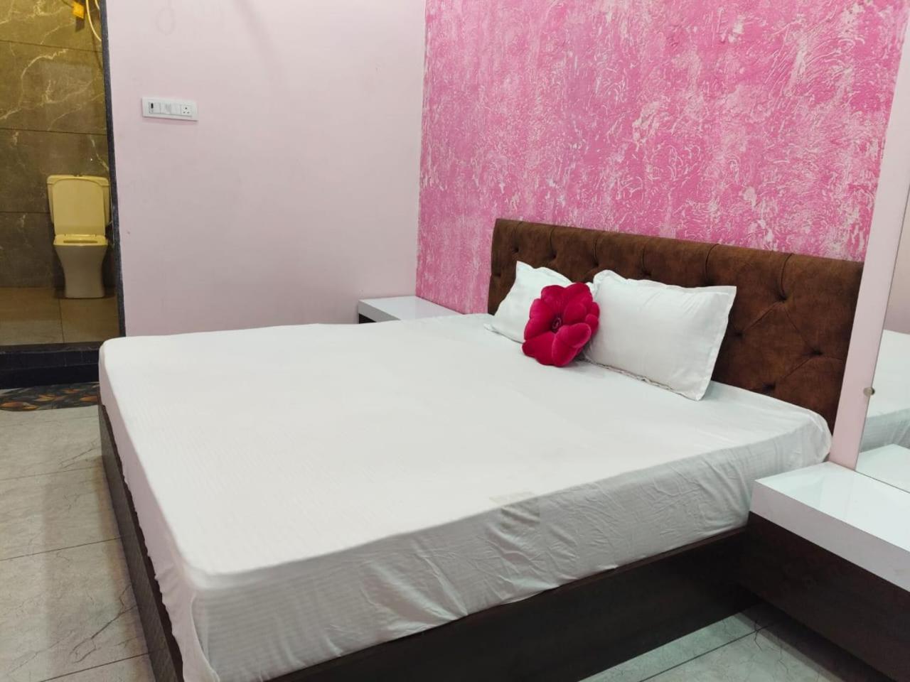 Anant Home Stay Uddzsaín Szoba fotó