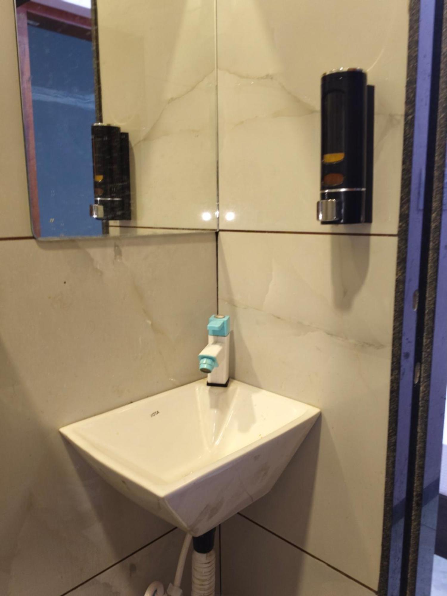 Anant Home Stay Uddzsaín Szoba fotó